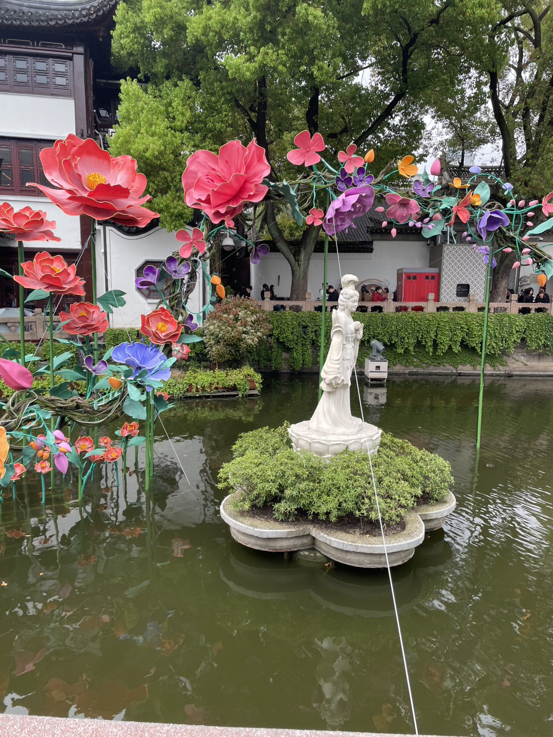 豫園 池に浮かぶ像