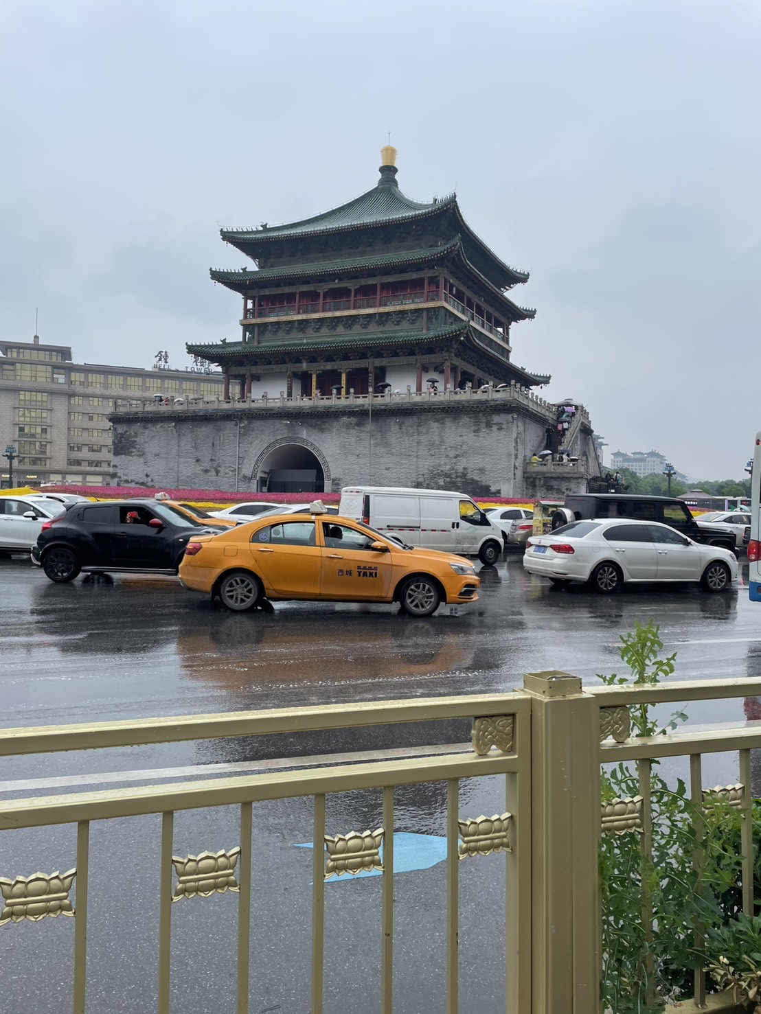 雨の西安・鐘楼とオレンジ色のタクシー