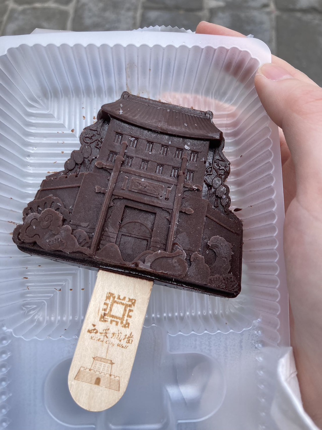 西安城壁の楼閣をかたどったチョコレートアイス