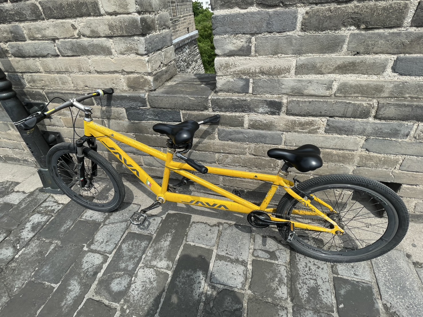 西安城壁の上に置かれたレンタルのタンデム自転車