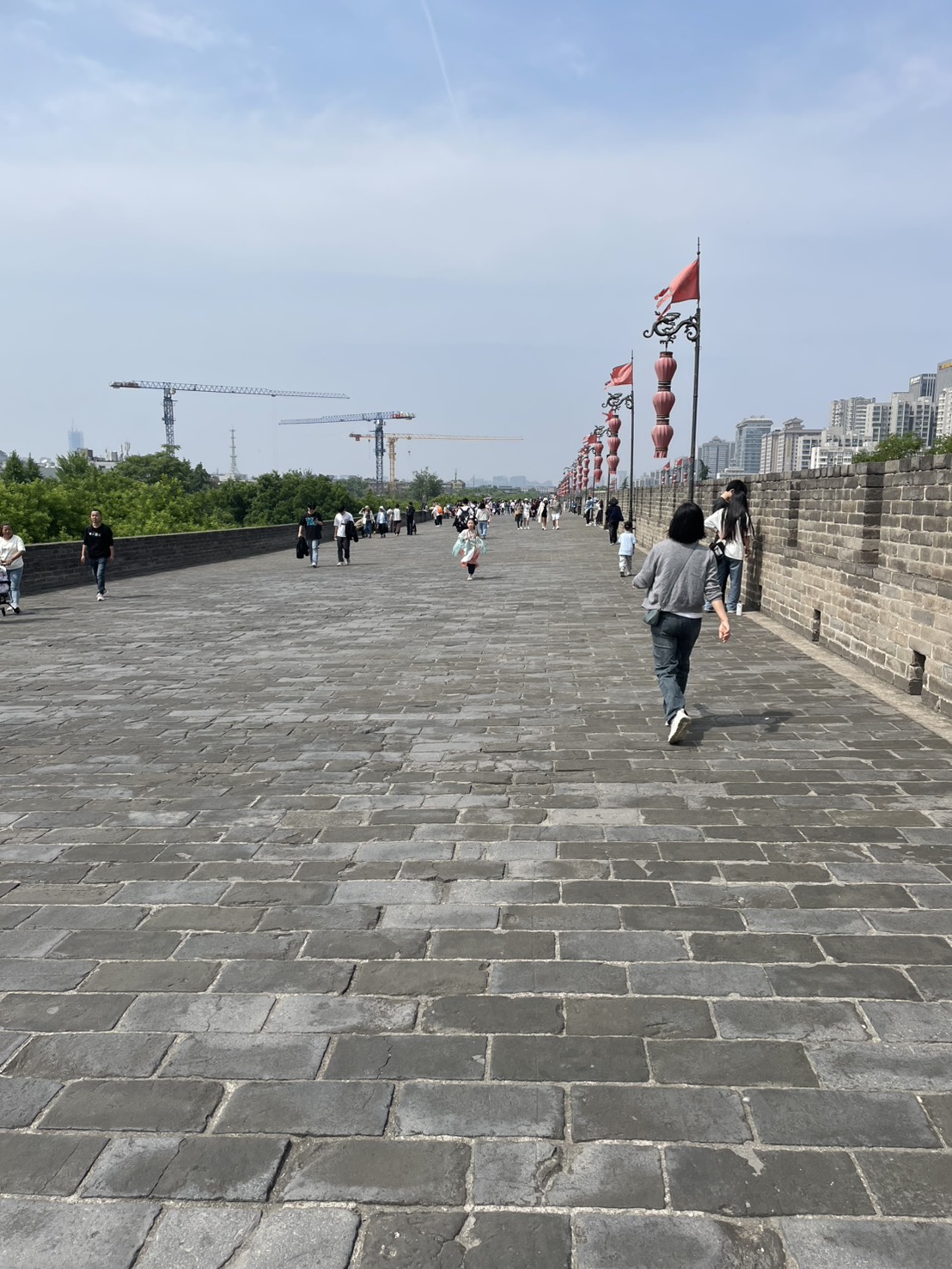 西安城壁の上の広い通路と赤い旗