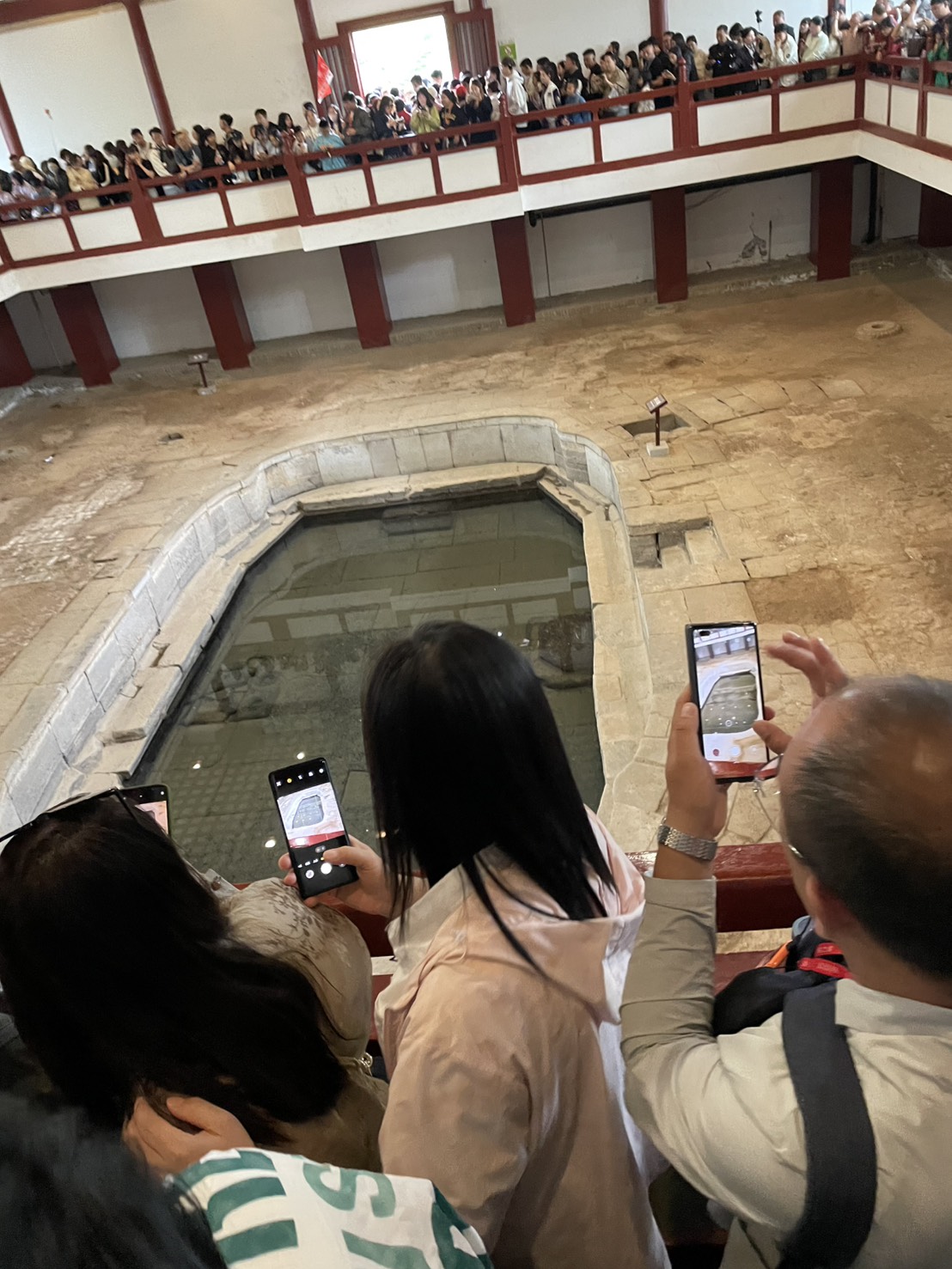 華清池・楊貴妃の湯の遺構を見下ろす観光客