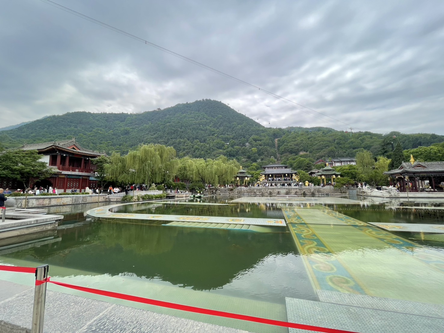 華清宮の九龍湖と、背景の驪山