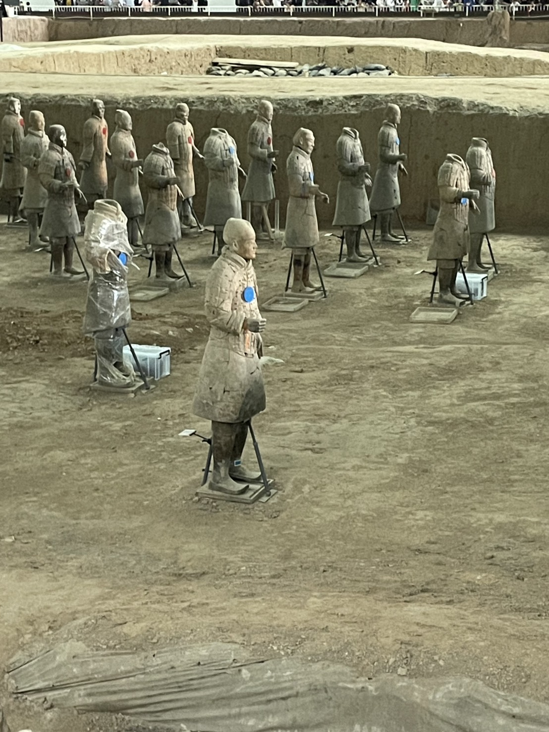 兵馬俑の修復エリアに立つ兵士像