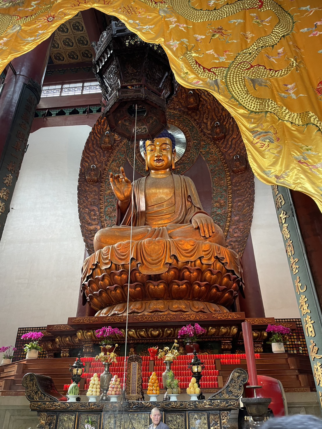 霊隠寺の大雄宝殿に安置された巨大な釈迦如来像