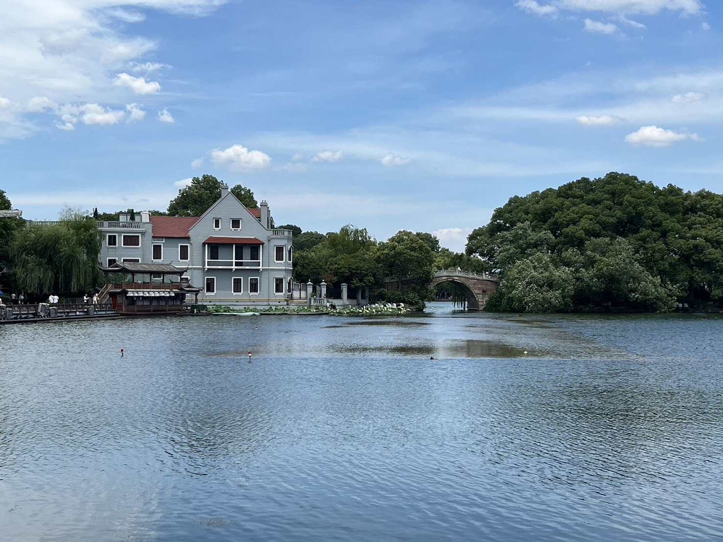 洋館と石橋が見える西湖の風景