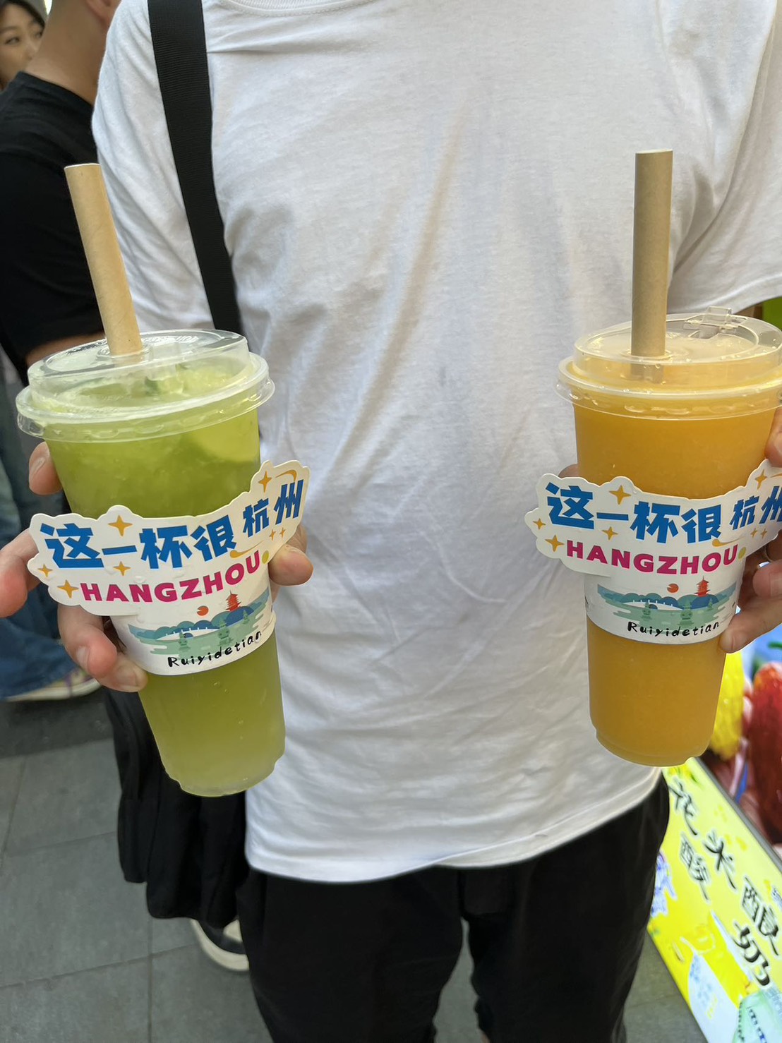 「这一杯很杭州」と書かれたカップのライムジュースとマンゴージュース