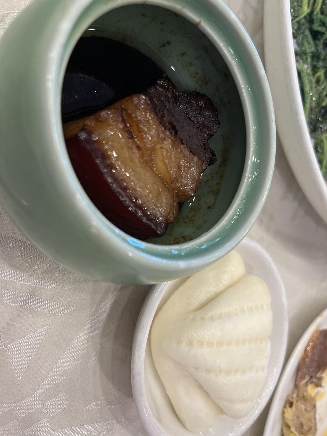 壺に入って提供される東坡肉と、添えられた花巻