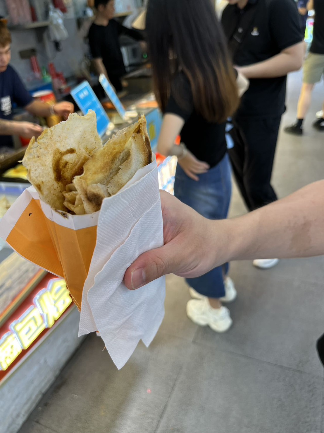 紙に包まれた焼きたての葱包桧
