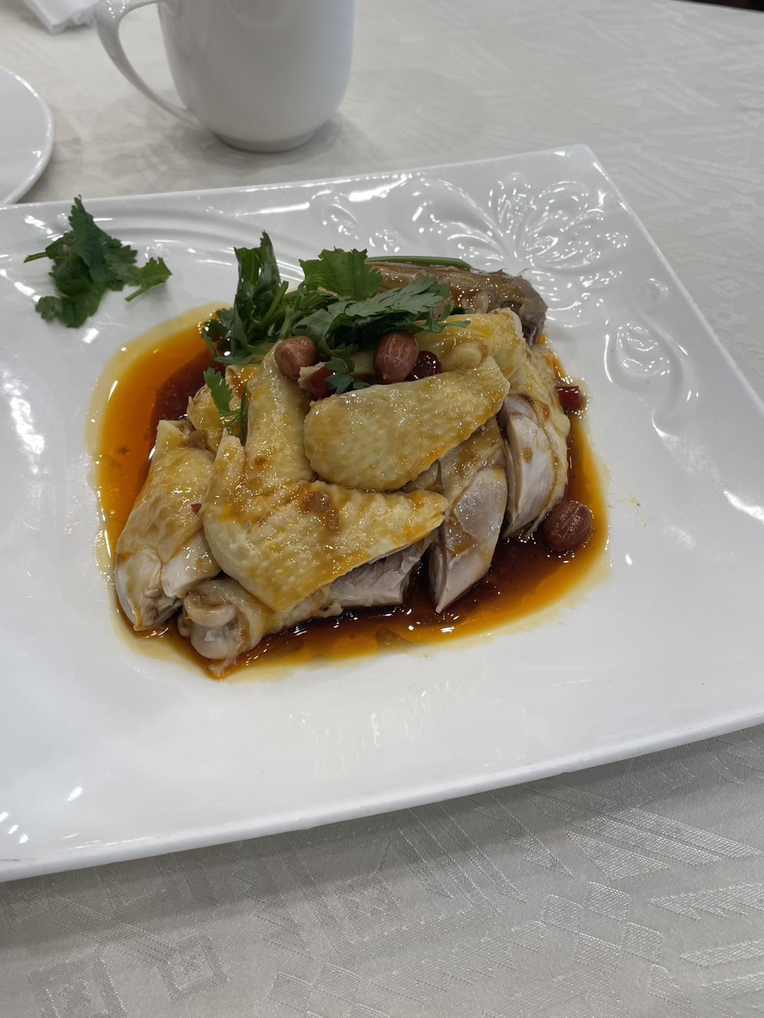 醤油ダレとピーナッツをかけた白切鶏