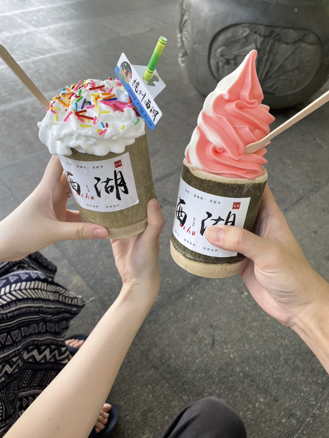 竹筒に入った「西湖」ブランドのソフトクリーム2種