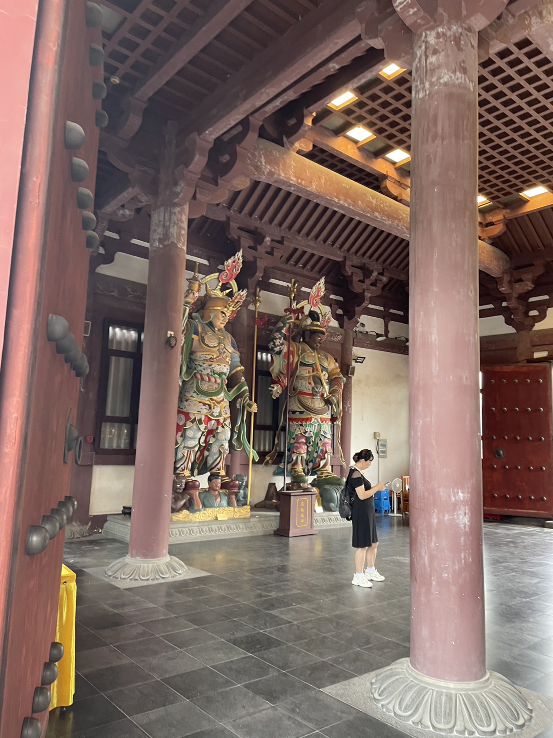 雲翔寺の山門に立つ四天王像