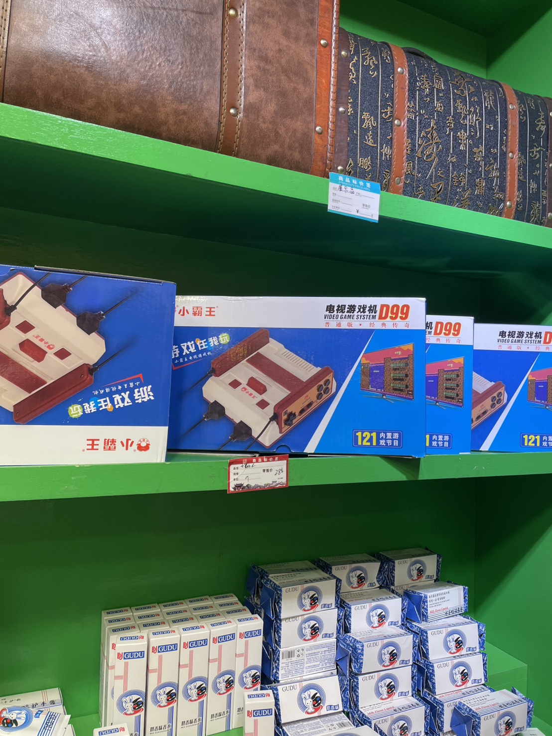 七宝老街の雑貨店に並ぶレトロなファミコン風ゲーム機