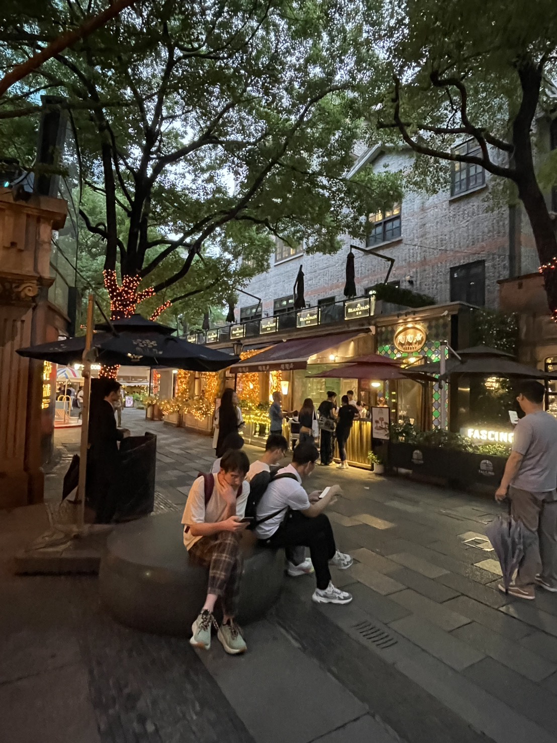 新天地の石库门建築とレストラン街