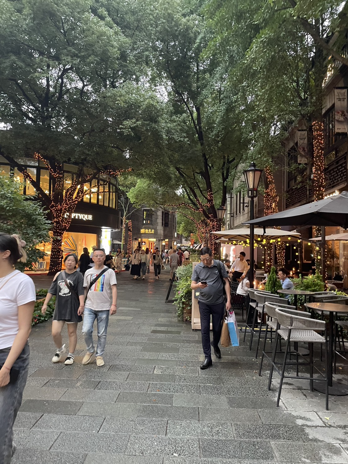 夕方の新天地の街並み