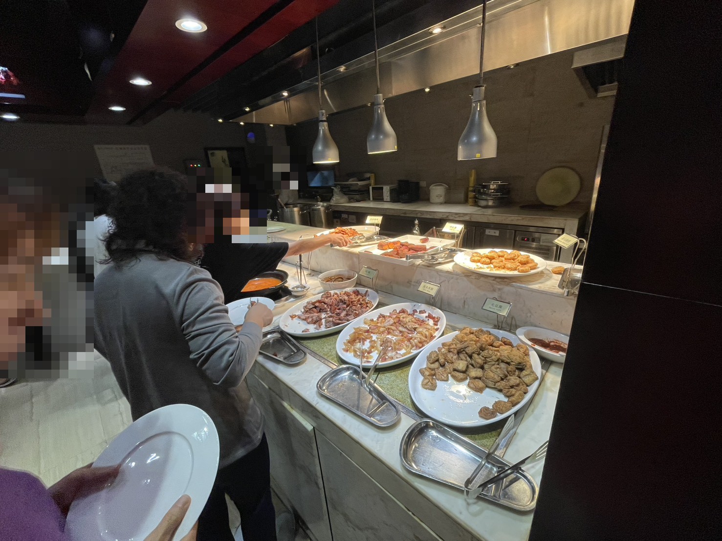 黄山西海飯店の夕食ビュッフェ、肉料理や揚げ物が並ぶカウンター