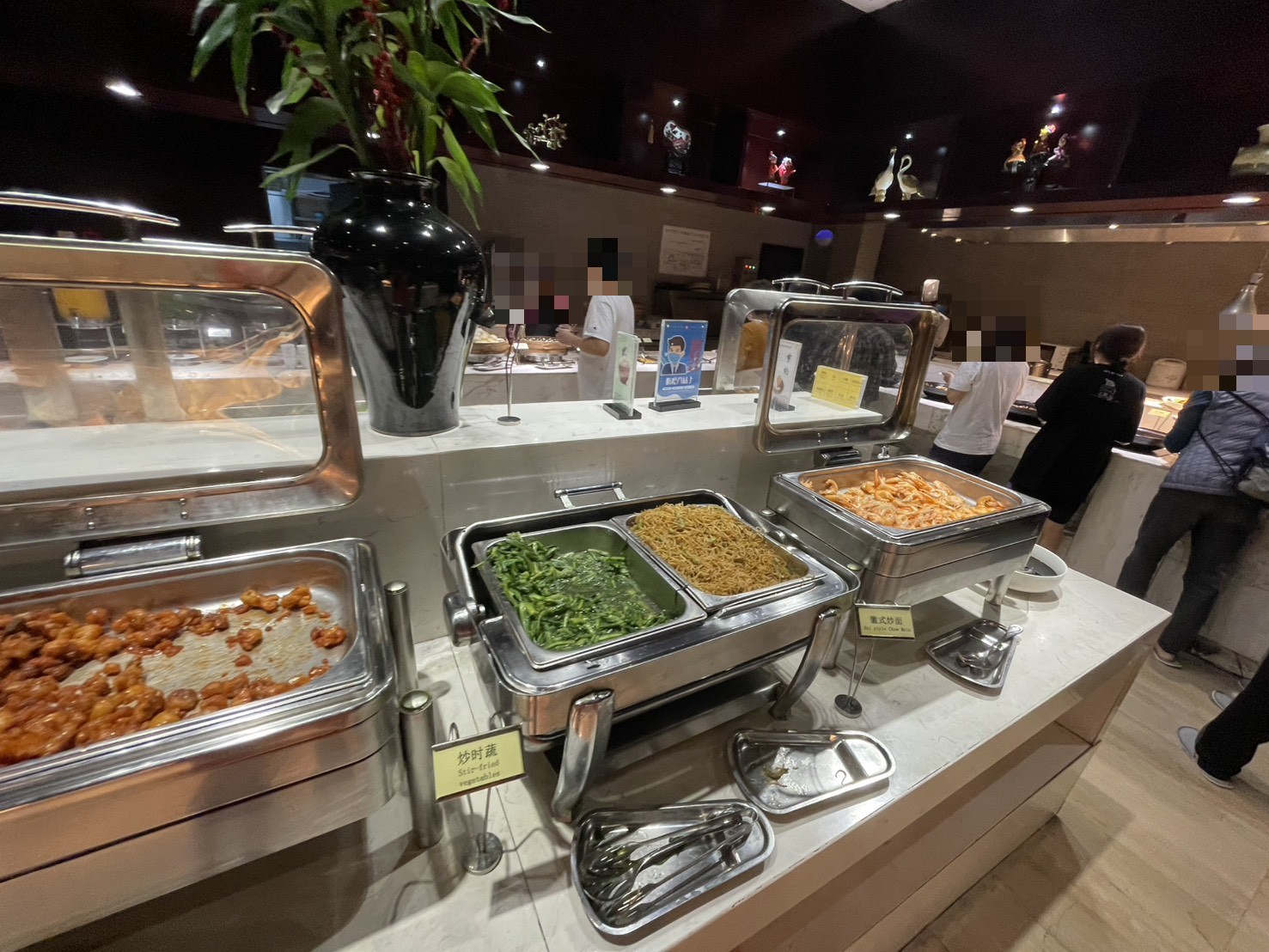 野菜炒めや焼きそば、エビ料理が並ぶ黄山西海飯店のビュッフェ