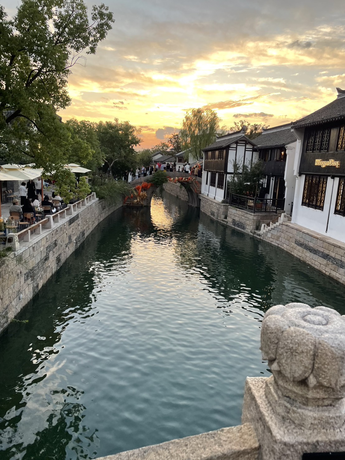 石橋の上から見た蟠龍天地の水路と夕焼け空