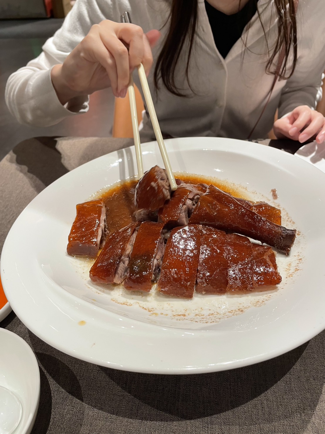 広東料理店で食べた艶やかな皮の烤鴨（ローストダック）