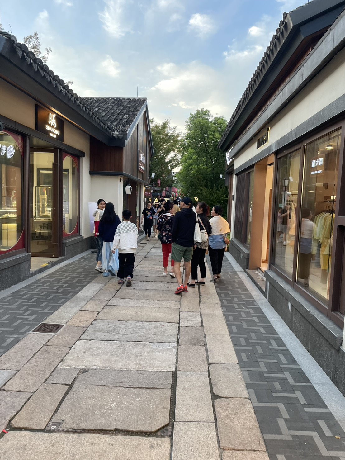 瓦屋根の建物にブランドショップが並ぶ蟠龍天地の路地