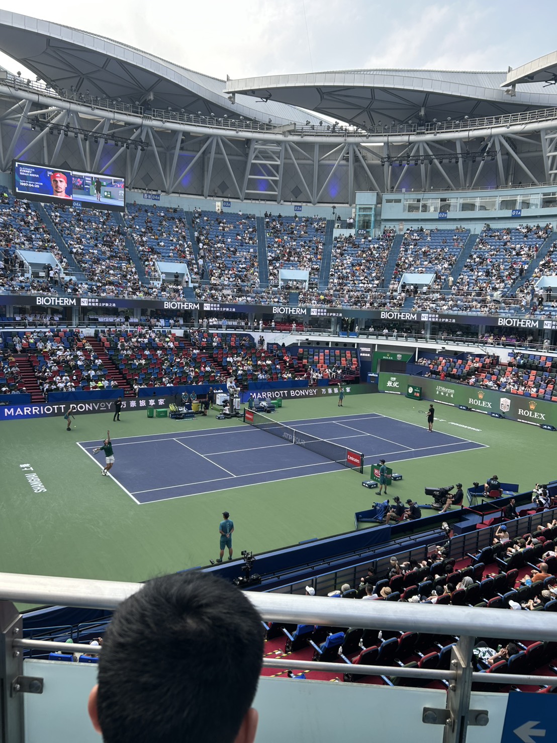 昼のセンターコートで試合を観戦する様子