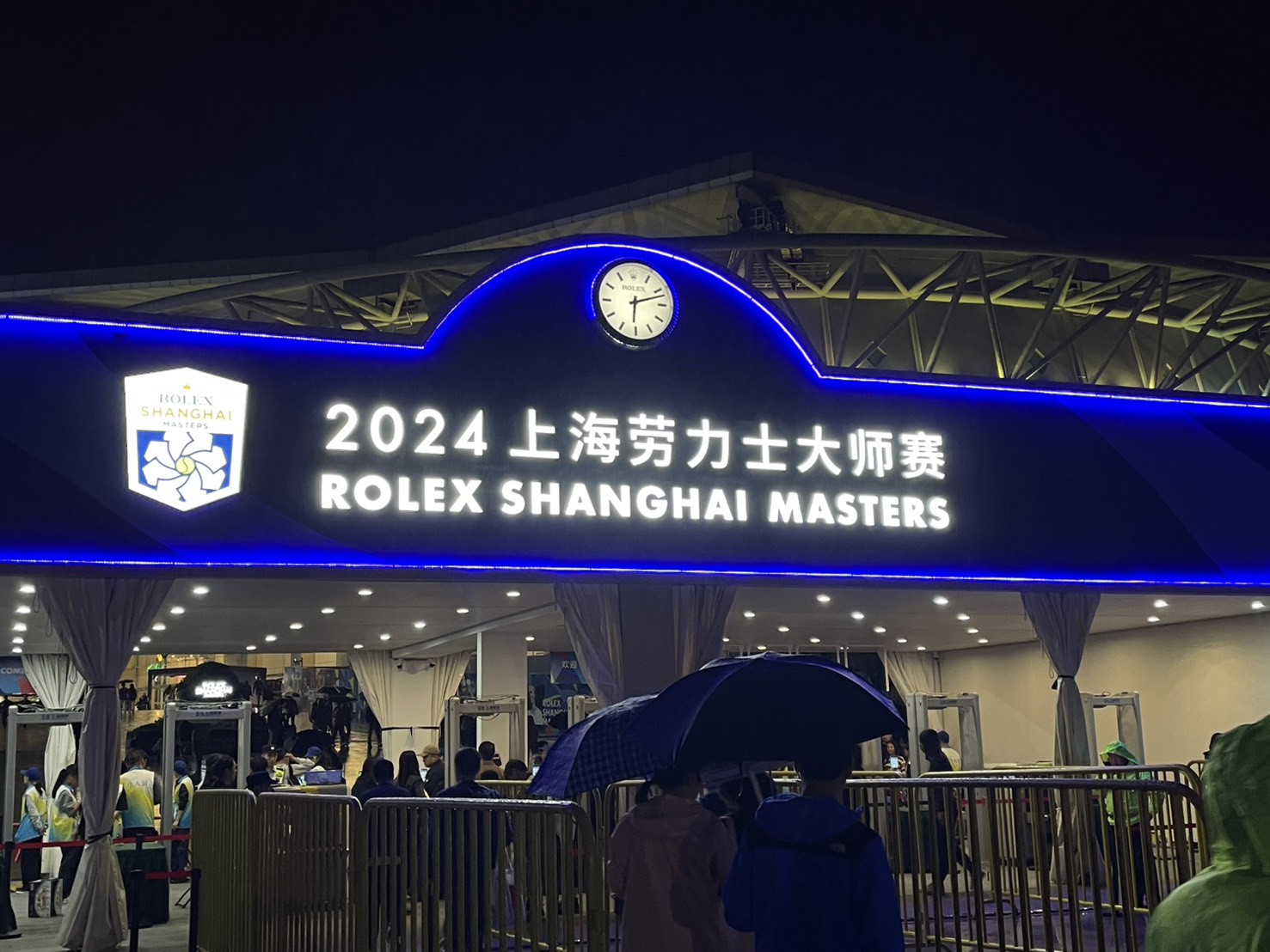 夜にライトアップされたロレックス上海マスターズのゲート