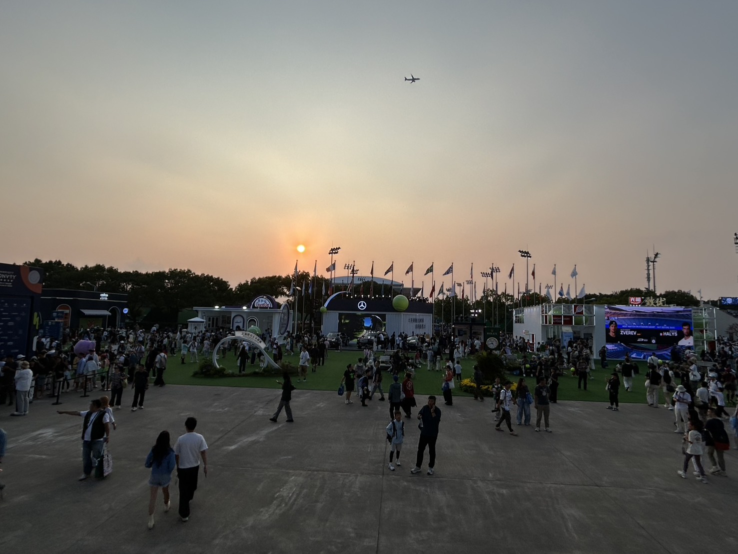 夕暮れの上海マスターズ会場の広場