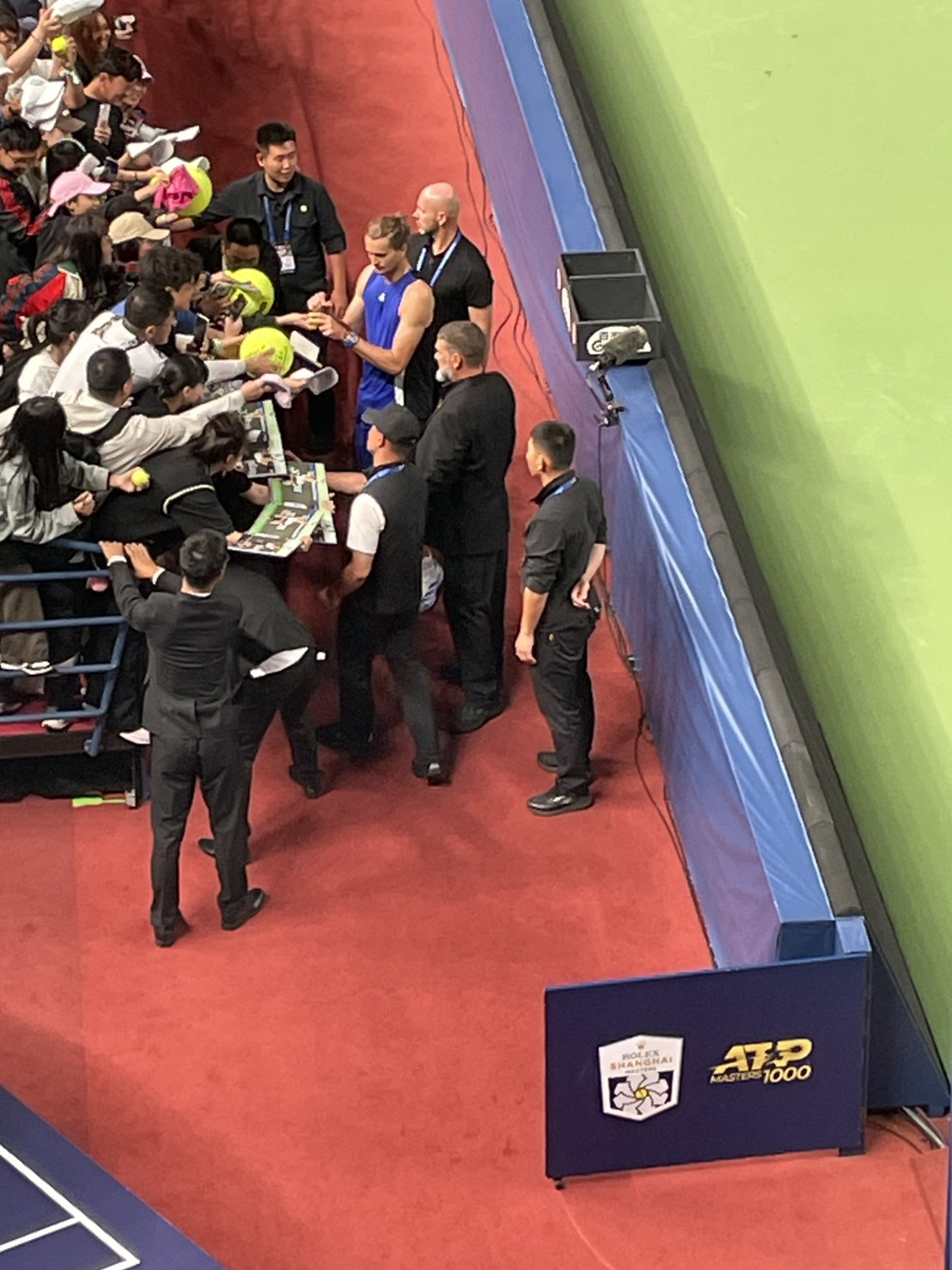 試合後にファンにサインをするズベレフ選手