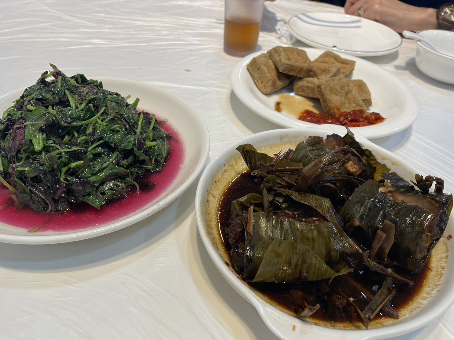 朱家角の放生橋菜館で食べた米苋の炒め物、臭豆腐、笹の葉で包んだ扎肉