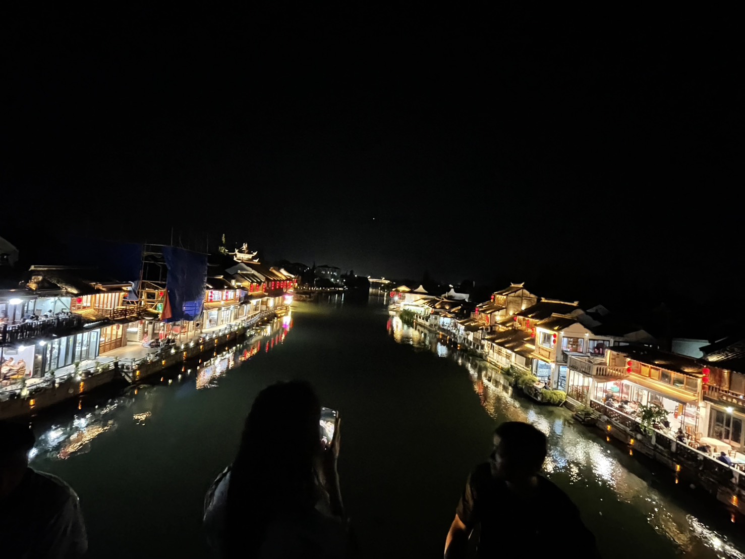 橋の上から見た朱家角の夜景、両岸の灯りが漕港河に映る