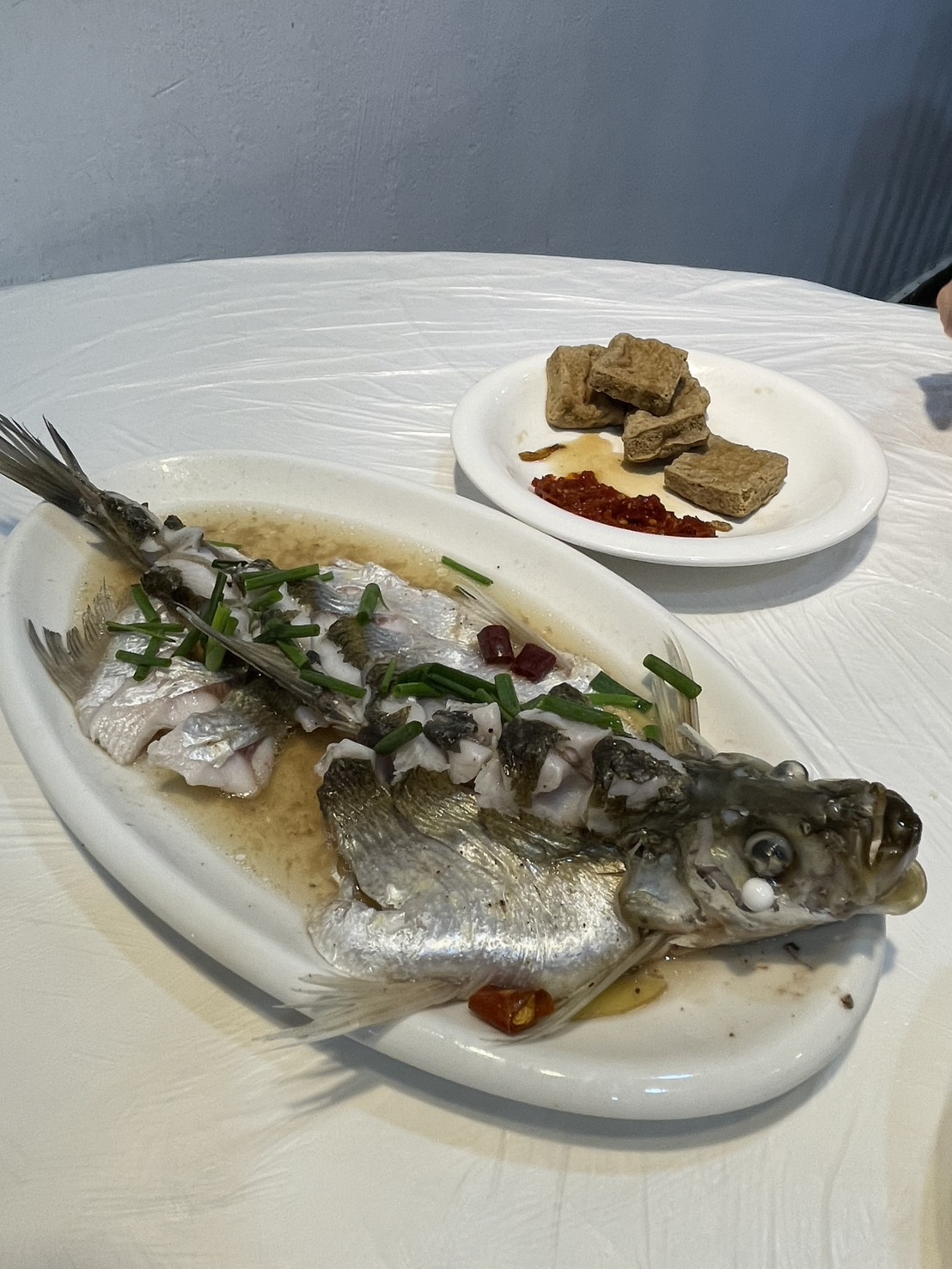 朱家角の放生橋菜館で食べた清蒸鲈鱼（スズキの姿蒸し）と臭豆腐